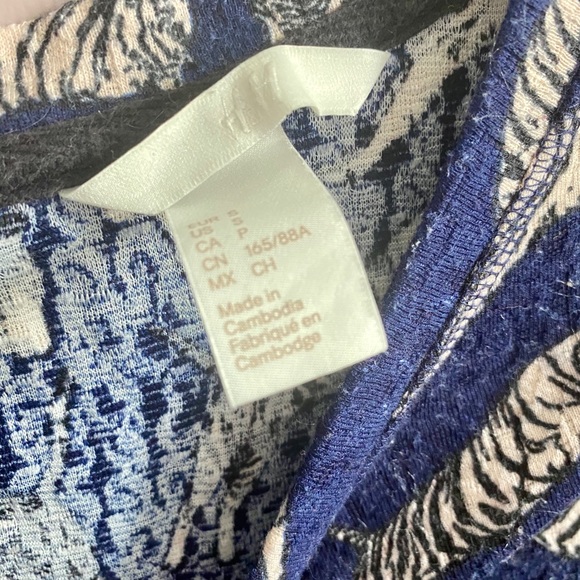 Women long sleeve top navy blue with tiger prints - Picture 4 of 5